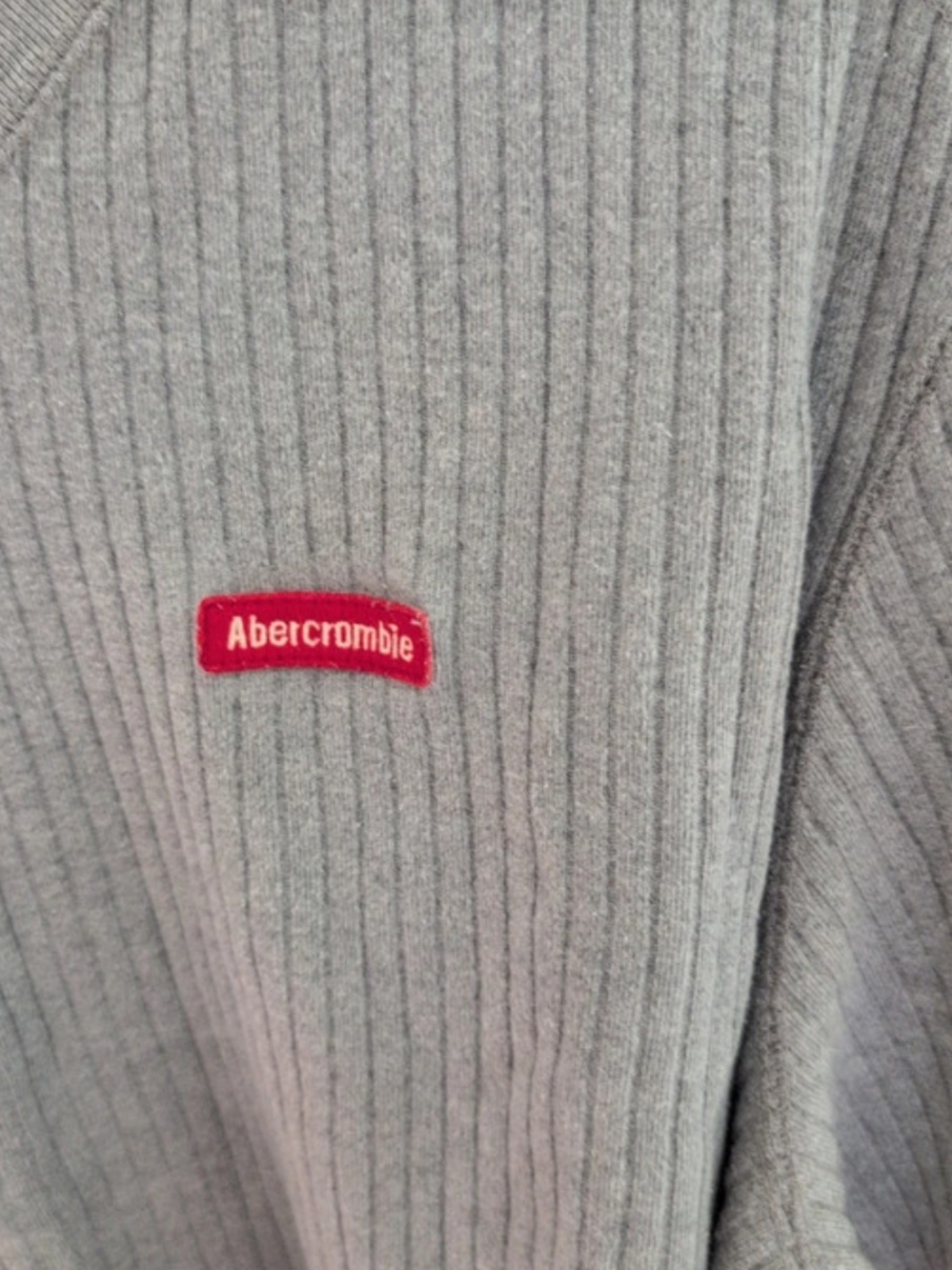 Y2K Abercrombie & Fitch Light Gray Ribbed V-Neck Sweater with Red Logo - Picture 3 of 4